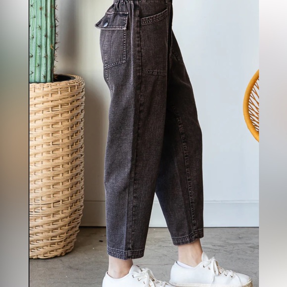 *NWOT* Oli & Hali Charcoal Cropped Cargo Jeans Sz Large - Picture 3 of 4